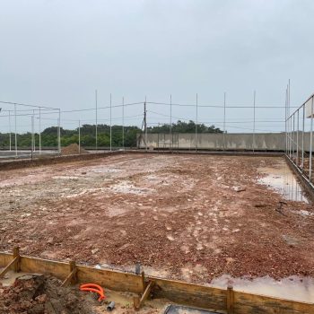 Preparo do solo para concretagem da quadra poliesportiva interrompido pelas chuvas