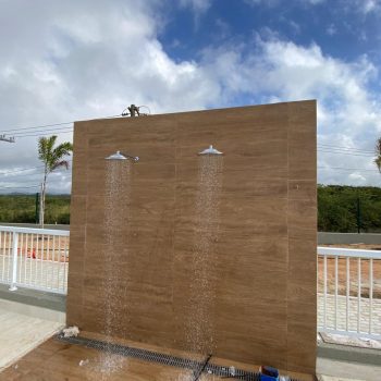 Instalação e testes dos chuveirões da piscina.