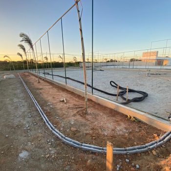 Preparo do solo para assentamento dos intertravados na pista de caminhada.