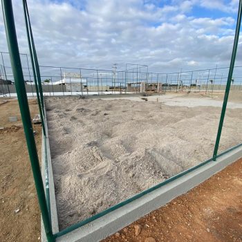 Início da colocação de areia nas quadras de beach tennis.