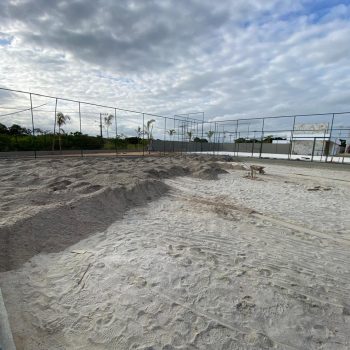 Início da colocação de areia nas quadras de beach tennis.