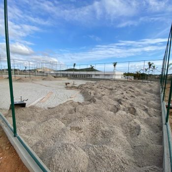 Início da colocação de areia nas quadras de beach tennis.