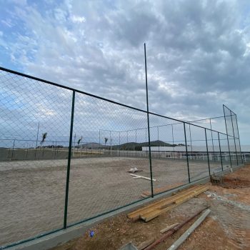 Conclusão do fechamento com tela do campo de grama.