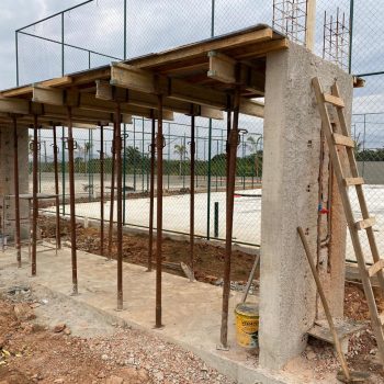 Concretagem do pilar, assentamento da alvenaria e início da preparação do escoramento das lajes da área dos chuveiros.
