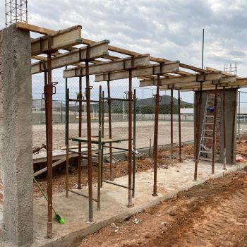 Concretagem do pilar, assentamento da alvenaria e início da preparação do escoramento das lajes da área dos chuveiros.