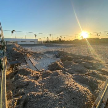 Distribuição de areia nas quadras de beach tennis.