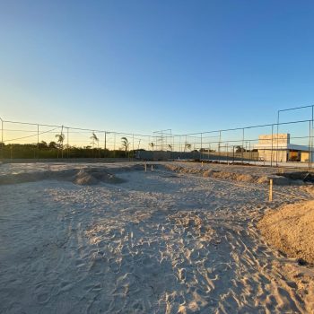 Distribuição de areia nas quadras de beach tennis.