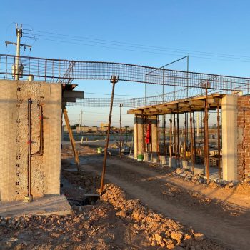 Montagem dos vigamentos e execução dos serviços de preparação para concretagem da laje da área dos chuveirões.