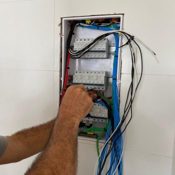 Fechamento e montagem dos quadros elétricos destinados às áreas do clube.