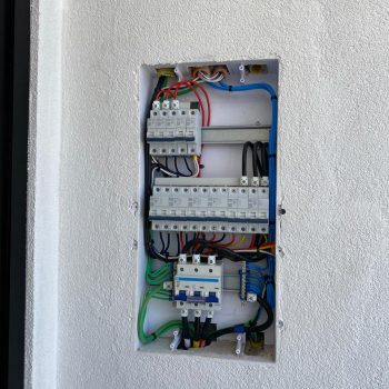 Fechamento e montagem dos quadros elétricos destinados às áreas do clube.