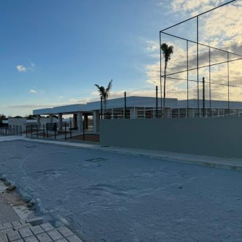 Execução do assentamento de piso intertravado na área do estacionamento do clube.