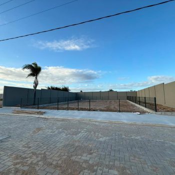 Finalização da instalação dos gradis de fechamento da área do Pet Place.