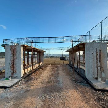 Montagem dos vigamentos e execução dos serviços de preparação para concretagem da laje da área dos chuveirões.