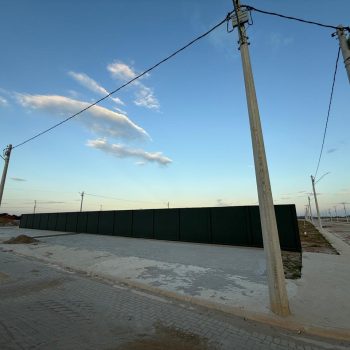 Execução da pintura definitiva dos muros das áreas comuns do condomínio.