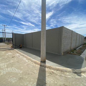 Concretagem de calçada na entrada de serviço
