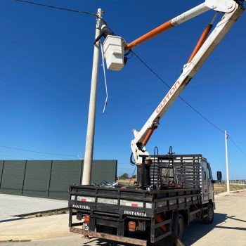 Instalação e fixação dos braços de iluminação nas áreas externas do condomínio.