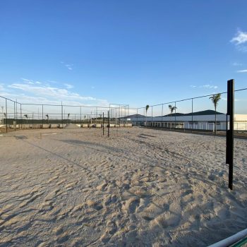 Finalização da distribuição e nivelamento da areia nas quadras de Beach Tennis.