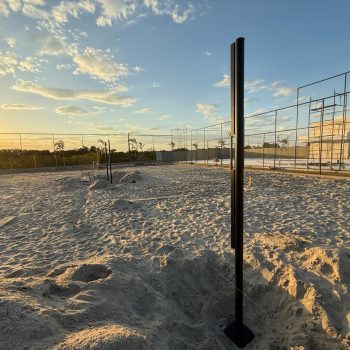 Instalação das balizas nas quadras de Beach Tennis.