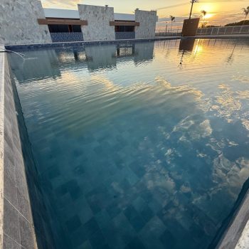 Início da limpeza das piscinas adulto e infantil.