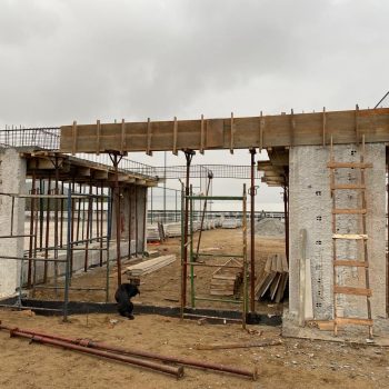 Montagem das formas dos vigamentos na área dos chuveirões.