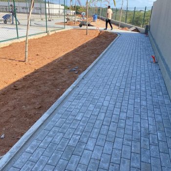 Início da execução do piso intertravado da pista de caminhada do clube.
