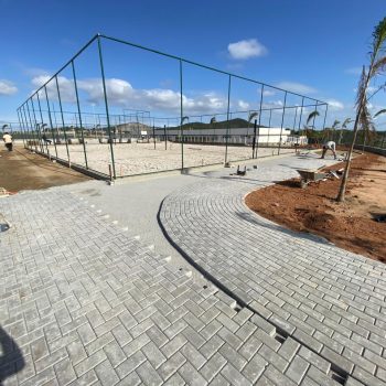 Início da execução do piso intertravado da pista de caminhada do clube.
