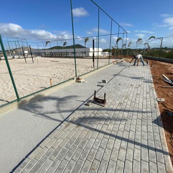 Início da execução do piso intertravado da pista de caminhada do clube.