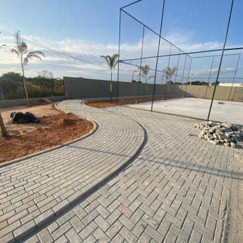 Início da execução do piso intertravado da pista de caminhada do clube.