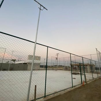 Instalação dos postes de iluminação das quadras.