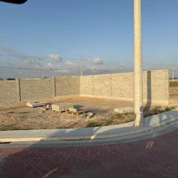 Assentamento de blocos para fechamento do muro das áreas comuns próximas à rotatória.