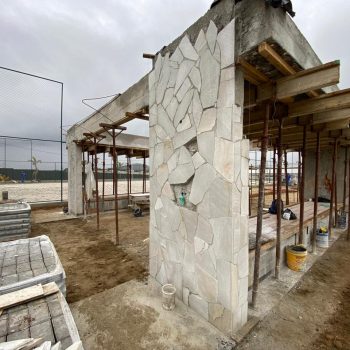 Assentamento das pedras para acabamento dos chuveirões entre as quadras.