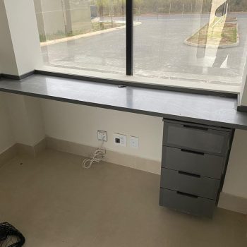 Instalação do mobiliário da administração e da portaria.