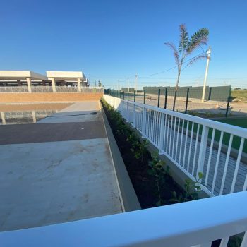 Execução dos serviços de paisagismo nos canteiros da piscina.