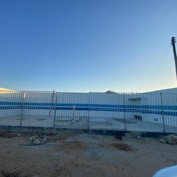 Instalação das grades de fechamento da estação elevatória.