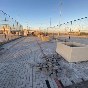 Execução do assentamento do piso intertravado na pista de caminhada.