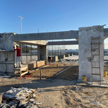 Assentamento das pedras de acabamento dos chuveirões localizados entre as quadras.