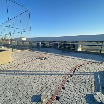 Execução do assentamento do piso intertravado na pista de caminhada.
