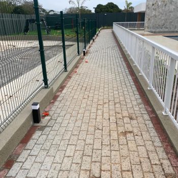 Instalação dos balizadores de iluminação das pistas de caminhada.