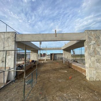 Finalização com acabamento das pedras de empena dos chuveirões localizados entre as quadras.