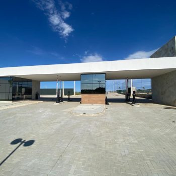 Instalação das cancelas da portaria.