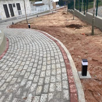 Instalação dos balizadores de iluminação das pistas de caminhada.