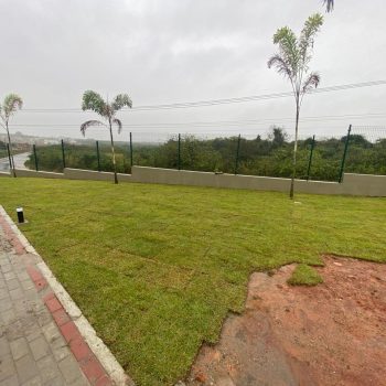 Execução dos serviços de paisagismo no clube, com início do plantio das gramas.