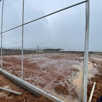 Preparo do solo para concretagem da quadra poliesportiva interrompido pelas chuvas