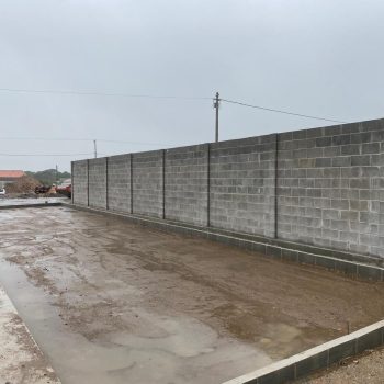 Preparo do piso para recebimento do intertravado no estacionamento interno da administração