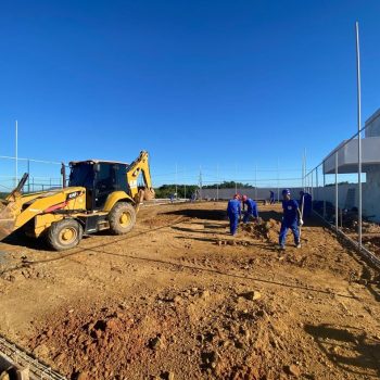 Preparo do solo para concretagem da quadra poliesportiva.