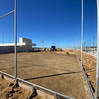 Preparo do solo para concretagem da quadra poliesportiva.